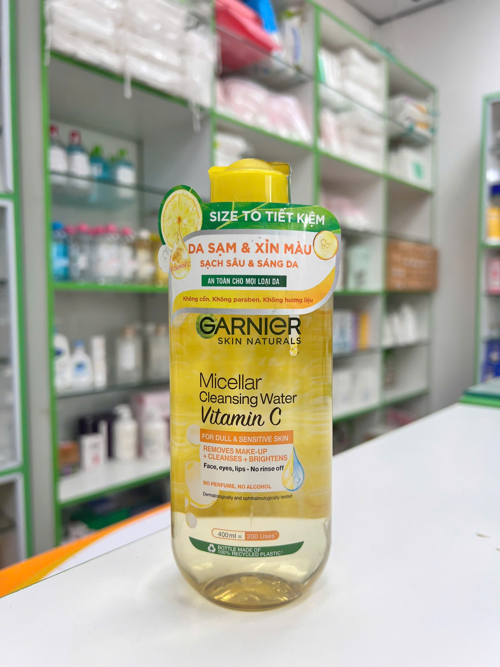 Nước Làm Sạch Và Tẩy Trang Vitamin C Garnier 400ml — chai nhựa trong suốt nắp vàng nổi bật