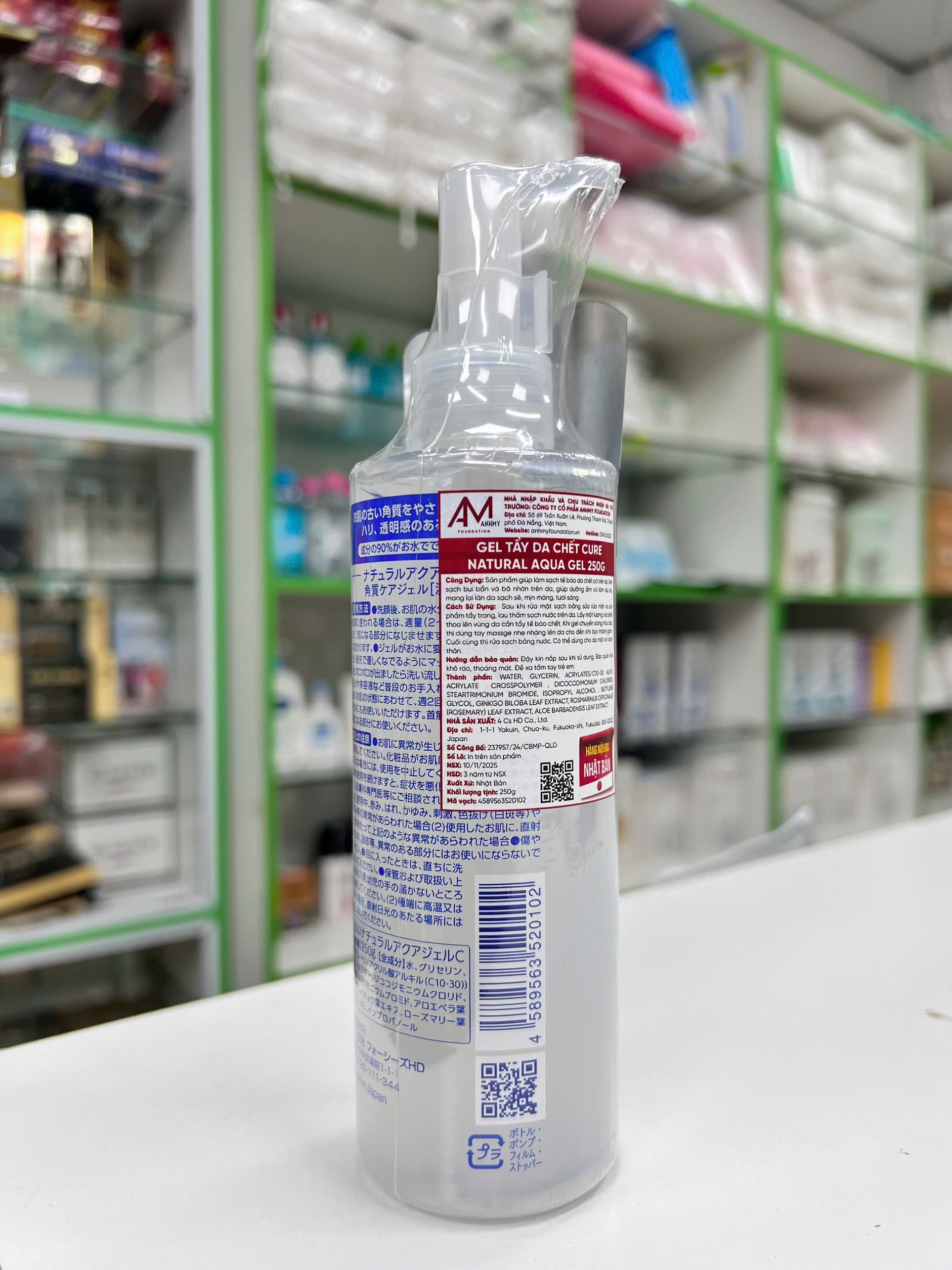 Gel Tẩy Da Chết CURE Natural Aqua Gel 250g — cận cảnh tuýp sản phẩm và bao bì